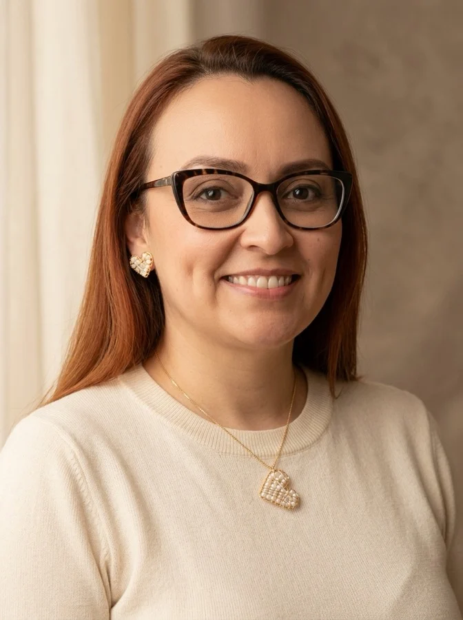 Lesley Guillen, fundadora y artesana de Andina Arte, luciendo un set de corazón en perla