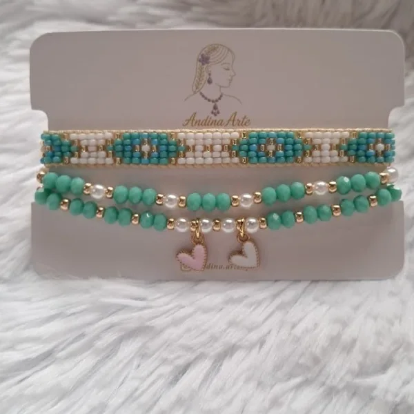 Pulseras artesanales con dijes y tejidos