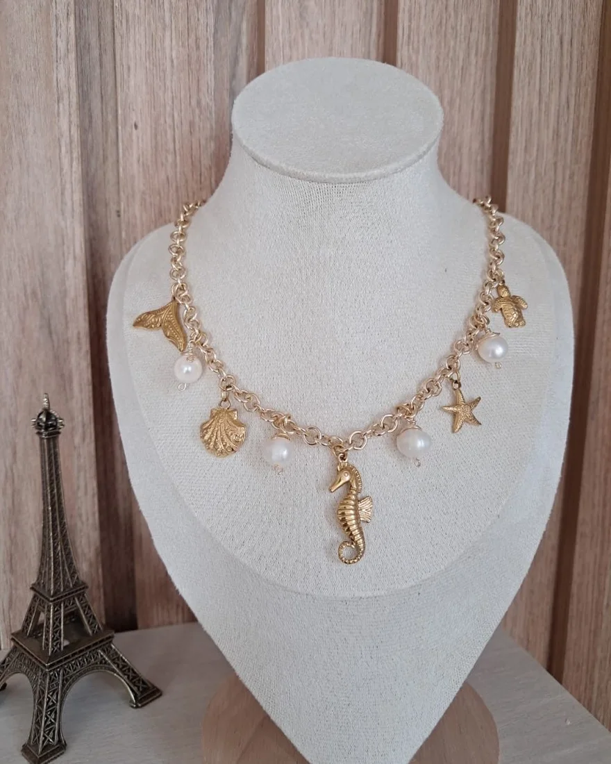 Collar dorado con dijes hecho a mano por Andina Arte